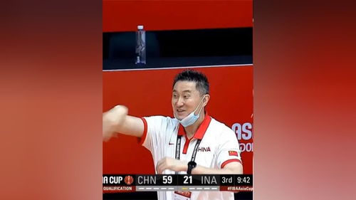 男篮亚洲杯中国vs印尼,周琦霸气单手劈扣,杜锋笑出了表情包