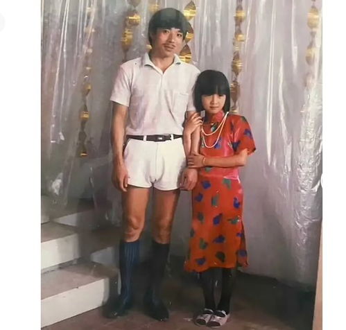 80年代,一个时尚男人的穿搭标配照片,现在穿成这样会被指指点点