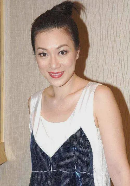 张可颐年轻时候冷艳,50多岁的她优雅女人且气场十足