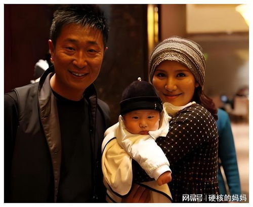 从小品到演员,靠反串大妈一夜成名,和军花闪婚至今零绯闻