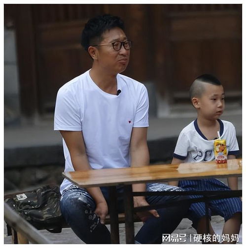 从小品到演员,靠反串大妈一夜成名,和军花闪婚至今零绯闻