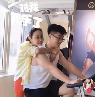 40岁女子迟迟不嫁就为了等闺蜜25岁的儿子,如今的她现状如何