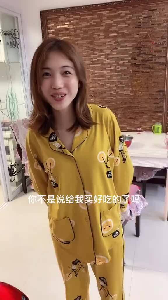 看这个表情实在不忍心了这两个小馋猫天天在家等我带吃的