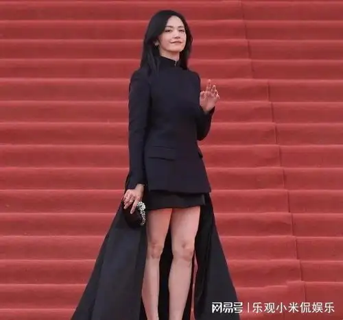 北京这晚,陈数锁骨和小腰,闫妮圆润胳臂,姚晨长腿中年妇女打架