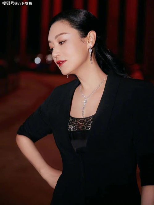 陈红真是中年女性的骄傲,黑色连衣裙配蕾丝内搭优雅高贵,超漂亮