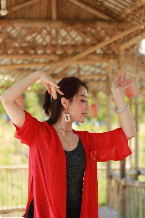 五月母亲节,几十名老年模特来到景区,展示自我,自信美丽