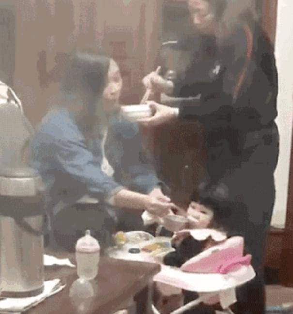 老人5点起床带孩子,只为让女儿多睡会儿,算不算儿女新型不孝