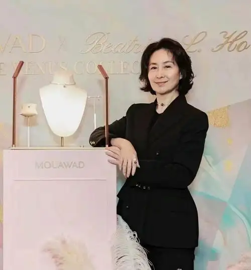何超琼不愧是真名媛,61岁体态挺拔优雅,穿紧身裙烫卷发洋气高贵