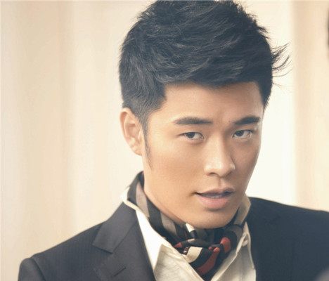 33岁陈赫,33岁杜江,33岁陈伟霆,33岁的他像前三位的爹