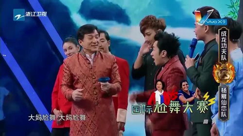 成龙带领大妈跳广场舞,网友尬舞走出国际范