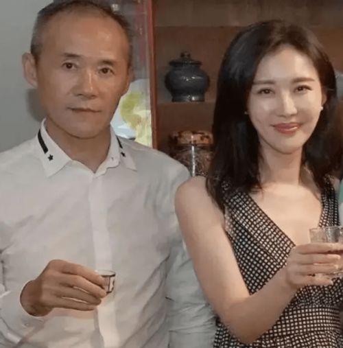 田朴珺罕秀恩爱,晒与大30岁富豪老公王石合影,曾被传秘密生女