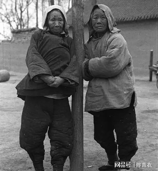 1942河南大饥荒每天饿死4000人,财政官员仍在吃空运螃蟹