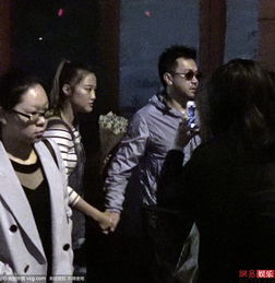 王学兵与妻子穿情侣鞋牵手看电影