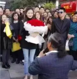 60岁大爷大街求婚引围观,路人看求婚对象有点懵