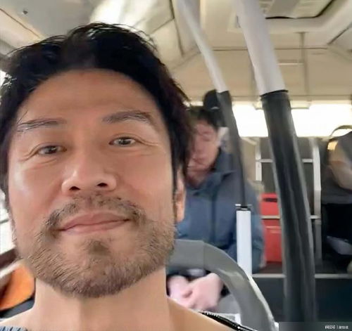 香港男星留胡须变沧桑大叔,坐公交车无人认识,55岁仍渴望生小孩