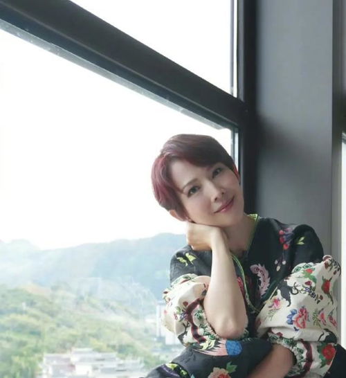 50岁蔡少芬女儿小学毕业,女儿太像妈妈,中午吃泡面太接地气