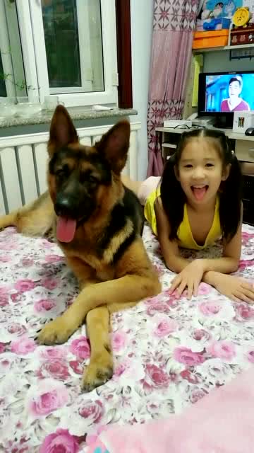 小姨子女儿和狗动作表情神同步,不愧一起长大的