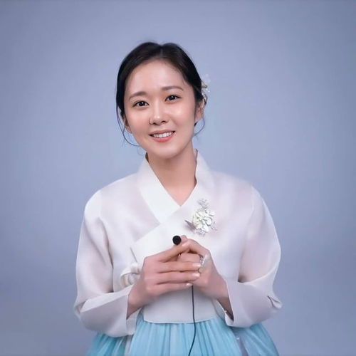 张娜拉近照曝光,复古绾发搭姨妈红红唇太成熟,40岁还有娃娃脸