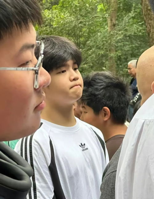 沙溢和胡可出游被偶遇,一家四口很接地气,13岁的安吉比爸爸还高