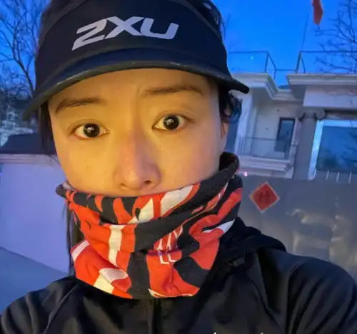 跑步10余年,40岁冻龄女神张静初,身材减龄20岁,素颜少女肌也无敌