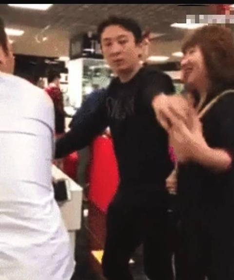王思聪被大妈强行合影表情不爽伸手阻拦,大声呵斥拍摄者