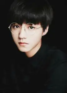 十位当红明星戴上眼镜,丽颖可爱俊凯忧郁,杨幂居然成贤妻良母