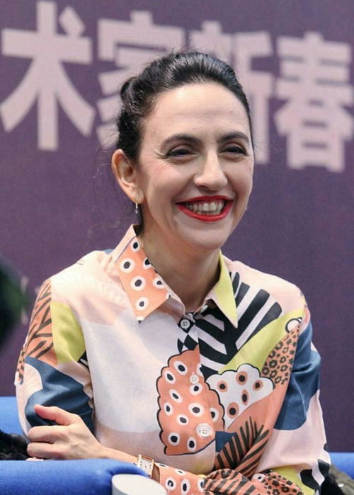 白人衰老太快,刘烨跟妻子合影像母子