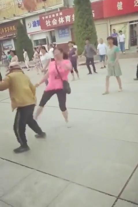 大爷不正经,广场舞大妈第二脚暴击了,大爷直接蒙了
