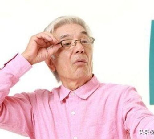 父母年纪大了,建议子女买副老花镜,让家人看书看报更清晰