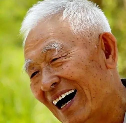 长寿的人,走路往往有4个表现,若占