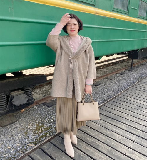 过膝裙短靴,这才是50岁女人的高阶穿法,春天这样穿真气质