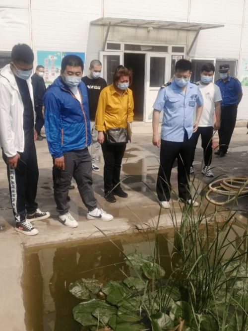创卫进行时区创卫办到观音寺街道检查病媒生物蚊蝇防治情况