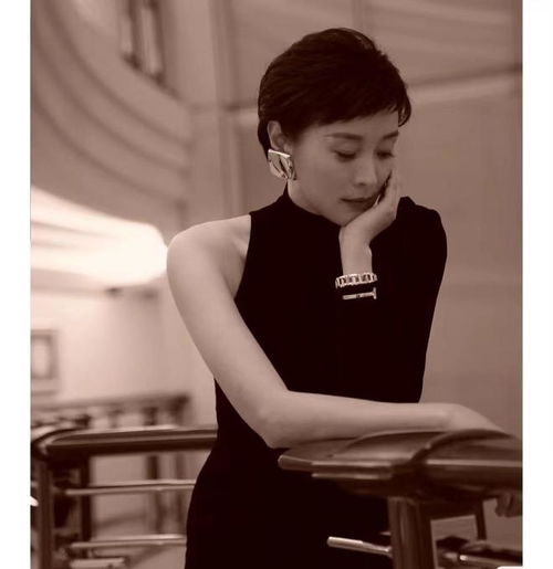 吴越不扮嫩美得自然,夏季穿搭体面显贵适合妈妈们,51岁气质淡雅
