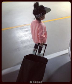 欧弟大女儿jojo帮忙拖行李箱真懂事