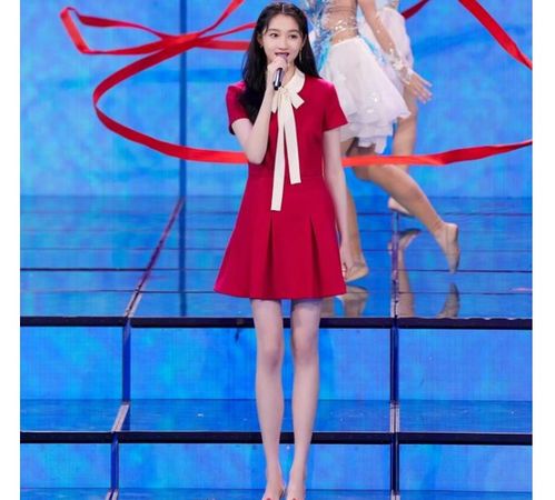 张艺兴四登央视五四晚会,关晓彤长腿霸屏,龚俊终于不憨了