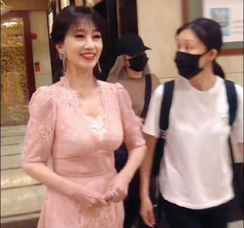 不愧是冻龄女神66岁赵雅芝现身酒店,身材曼妙美貌依旧