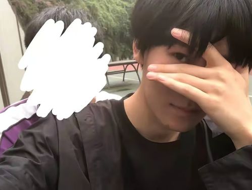 张真源土味毕业照曝光,和同学拍照小表情是最大亮点,和平时截然不同