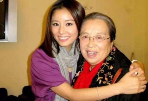 容嬷嬷现身红毯时,83岁老戏骨表情包翻红,因演技好被扔鸡蛋