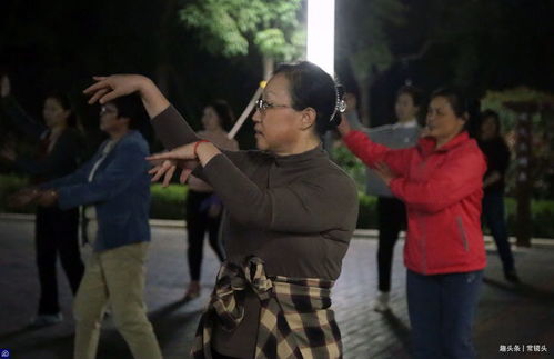 43岁大叔舞姿妖娆表情妩媚,往广场上一站,数十位大妈甘拜下风