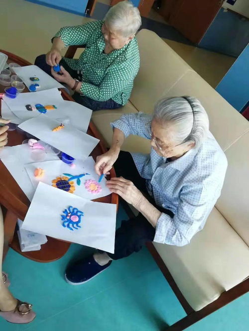 这个漂亮的外国女孩,复旦毕业后,成了200多位老人的妈妈