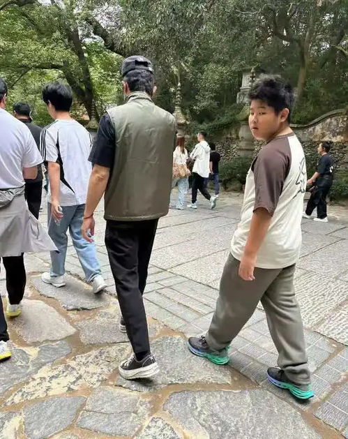 沙溢和胡可出游被偶遇,一家四口很接地气,13岁的安吉比爸爸还高