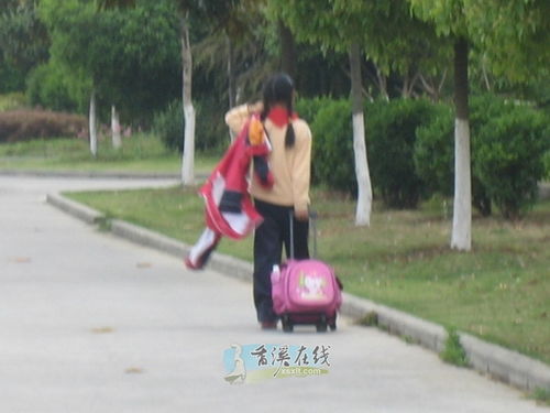 现在学生负担太重了书包是拖着的