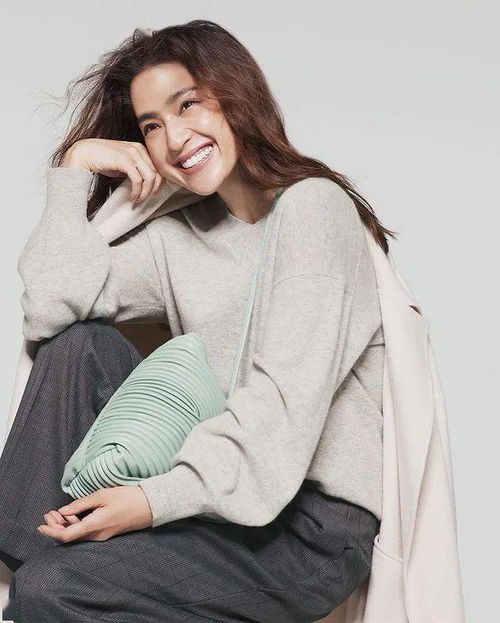 这位日本女星身材性感,性格火热,如今30突然剪掉多年长发,勇敢活出自我...