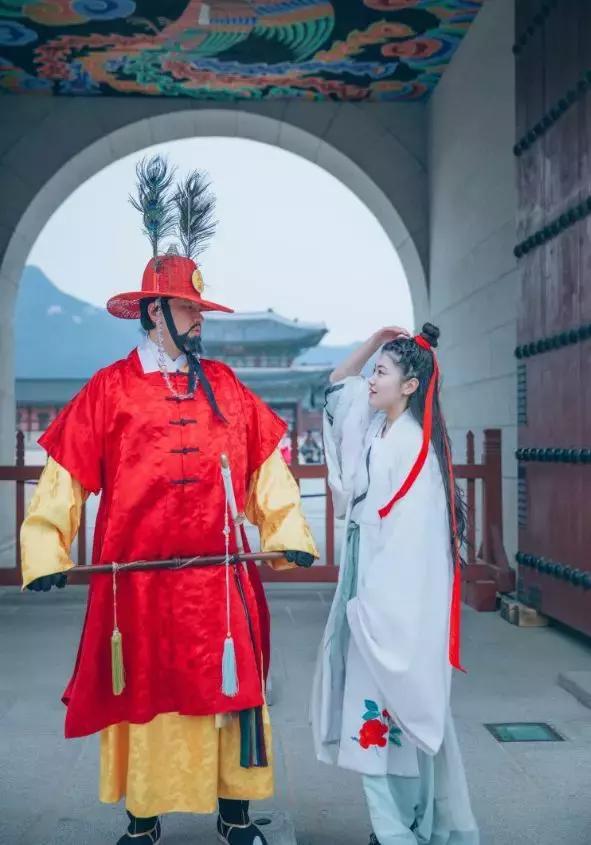 她靠穿汉服在国外爆火,连明星徐娇都被吸引了