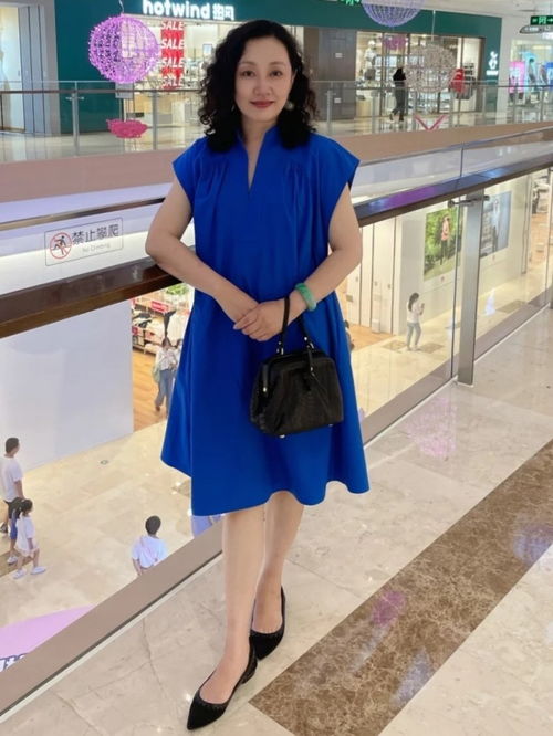 不漂亮的60岁女人也要认真打扮,照着穿简约又优雅,美成女性典范