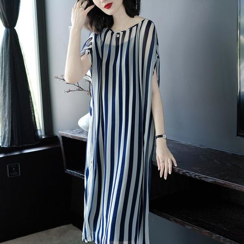 盛夏靓丽出街,连衣裙瞬间吸睛,女人40岁,就该品味魅力