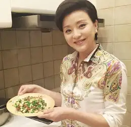50岁杨澜18岁女儿近照曝光,身材圆润像吴征,减点肥也是个青春美少女