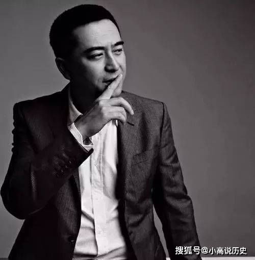 闫妮49岁大满贯封后,上台之后使劲夸张嘉益,说他早就应该改名