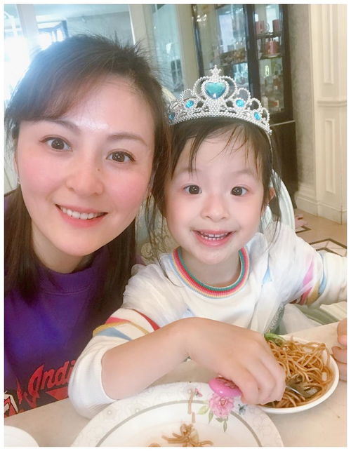 40岁戴娇倩工作不易,调侃剧组工作人员是民工,睡桌子上吓她一跳