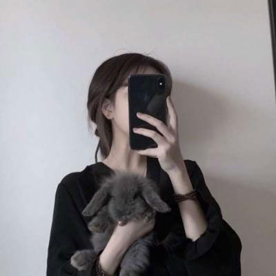 抱着宠物猫或狗狗的女生头像可爱气质女生带萌宠图片